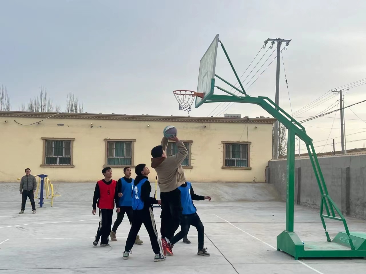 若羌县开展返乡大学生联谊篮球赛展风采