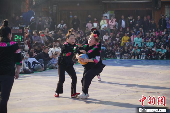 （新春走基层）贵州苗寨里“姑妈”们的趣味篮球赛开赛