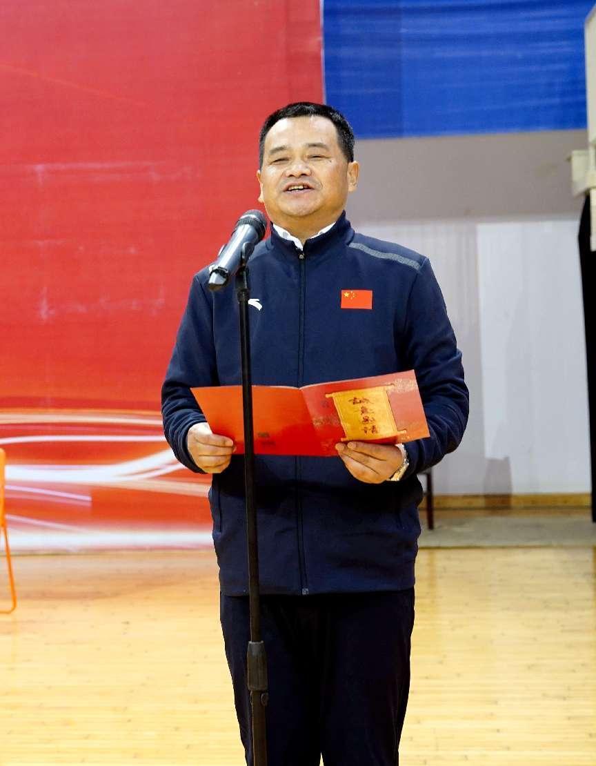 区人大常委会党组书记、主任倪学文宣布本届篮球联赛闭幕